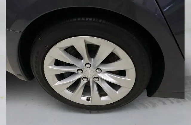 Tesla Model S photo 18