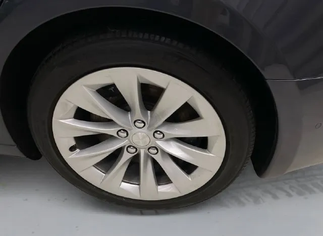 Tesla Model S photo 19