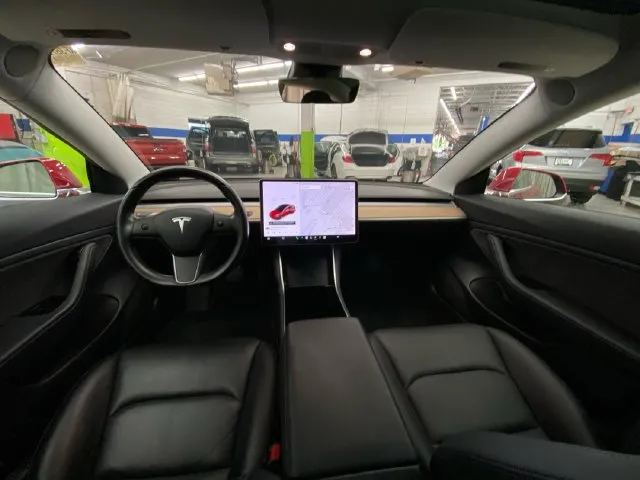 Tesla Model 3 photo 28