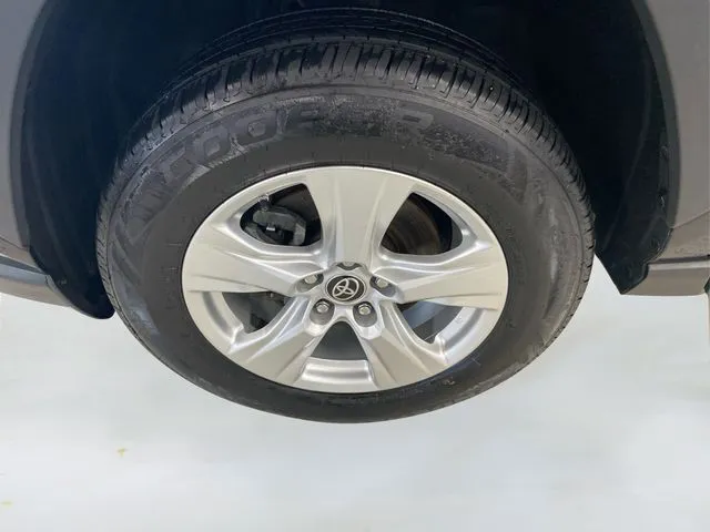 2021 Toyota RAV4 Hybrid LE photo 4