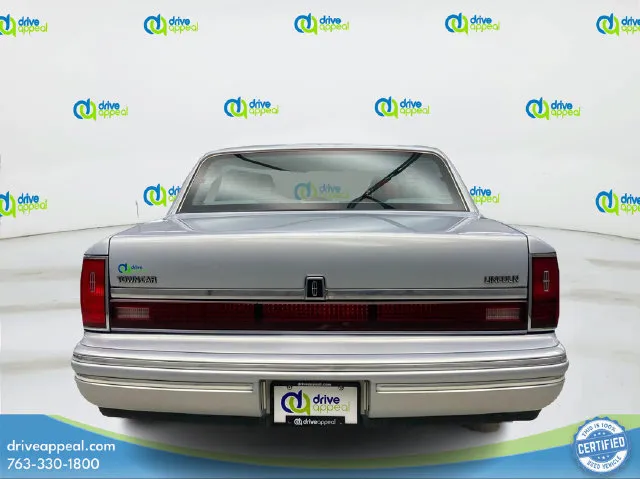 Lincoln Town Car photo 7