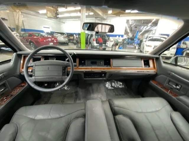 Lincoln Town Car photo 27