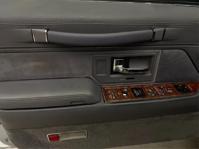 Lincoln Town Car photo 25