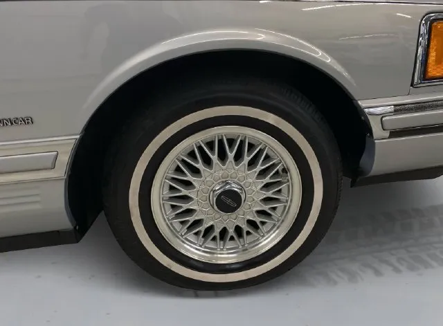 Lincoln Town Car photo 16