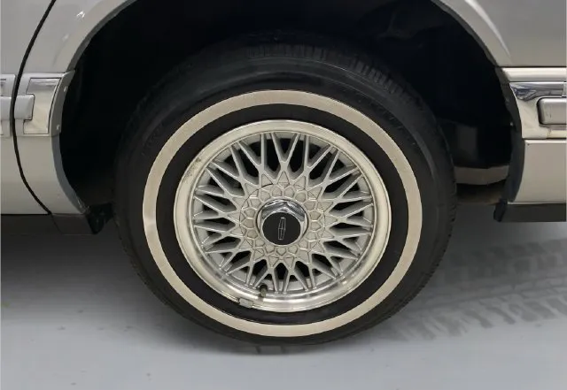 Lincoln Town Car photo 18