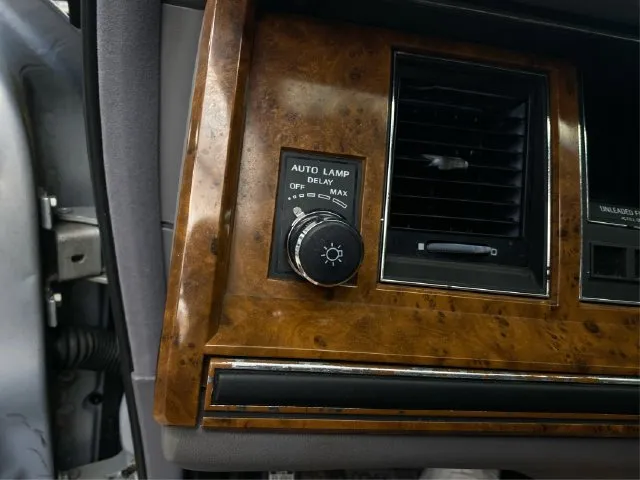 Lincoln Town Car photo 23