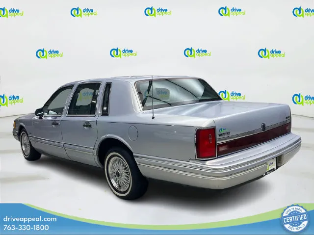 Lincoln Town Car photo 8
