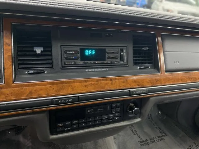 Lincoln Town Car photo 29