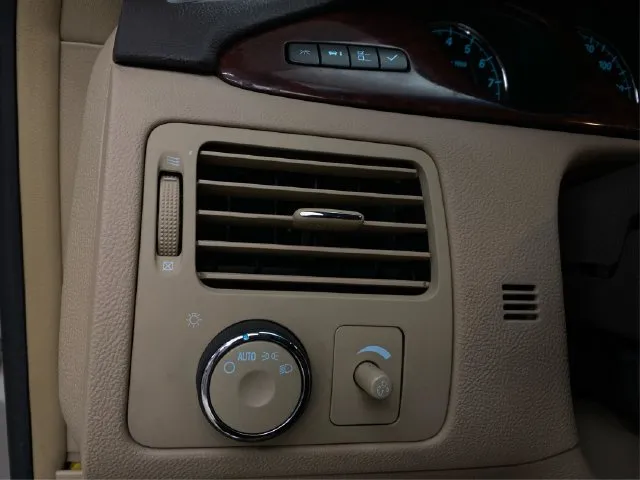 Buick Lucerne photo 23