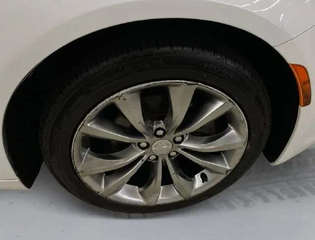 Chrysler 200 photo 16