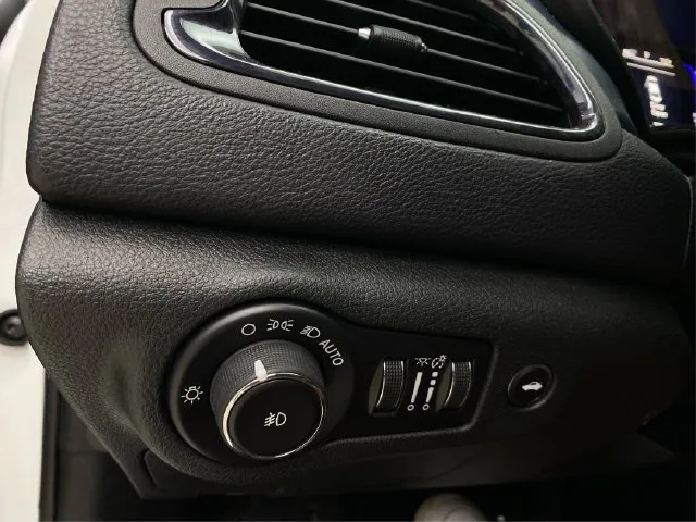 Chrysler 200 photo 23