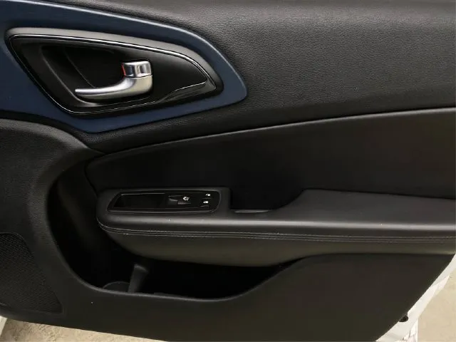 Chrysler 200 photo 26
