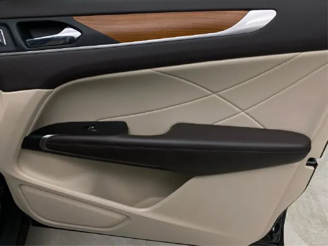 Lincoln MKC photo 28