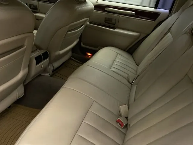 Lincoln Town Car photo 11