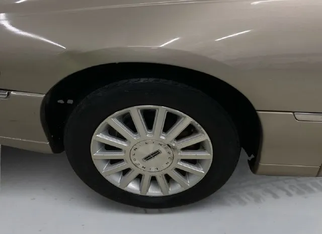 Lincoln Town Car photo 19