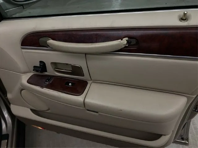 Lincoln Town Car photo 25