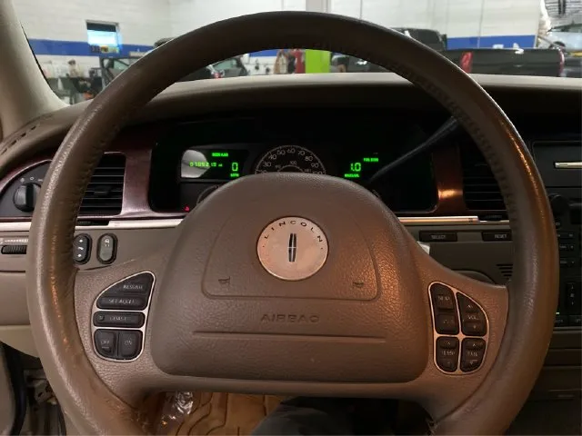 Lincoln Town Car photo 21
