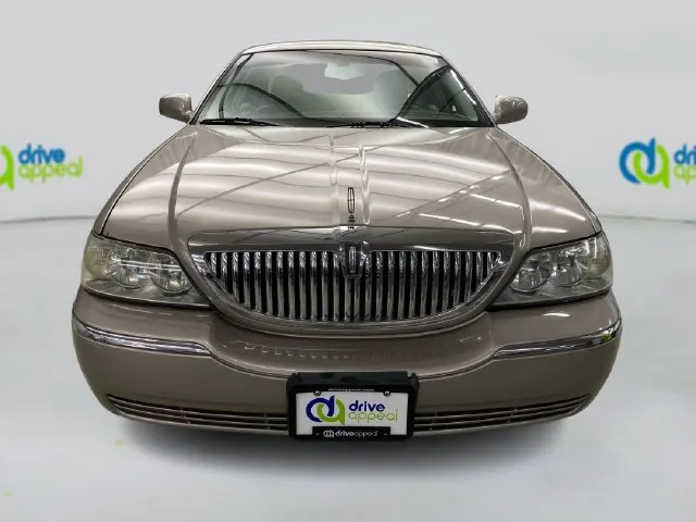 Lincoln Town Car photo 15