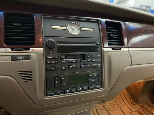 Lincoln Town Car photo 28