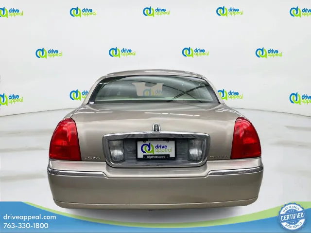 Lincoln Town Car photo 7