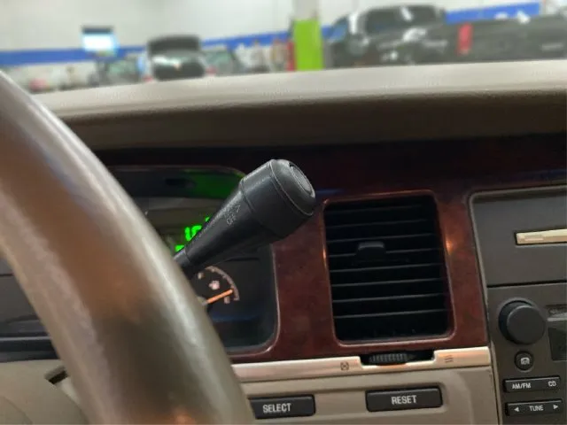 Lincoln Town Car photo 29