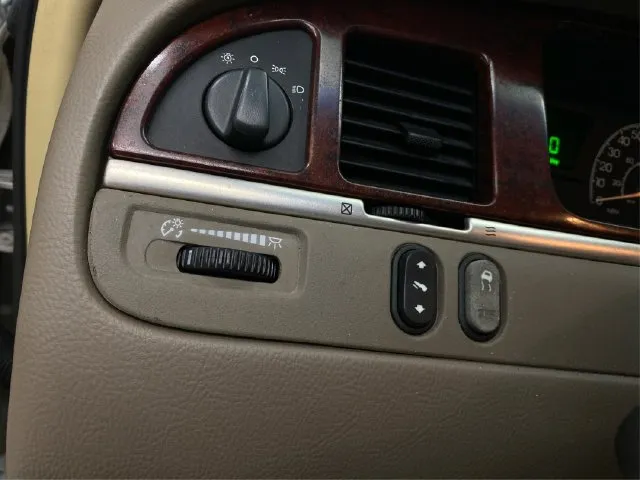 Lincoln Town Car photo 22