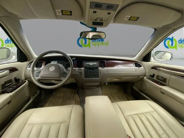 Lincoln Town Car photo 27