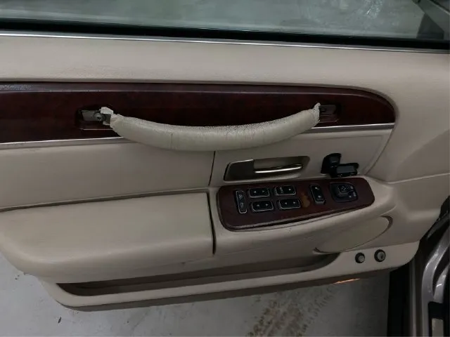 Lincoln Town Car photo 24