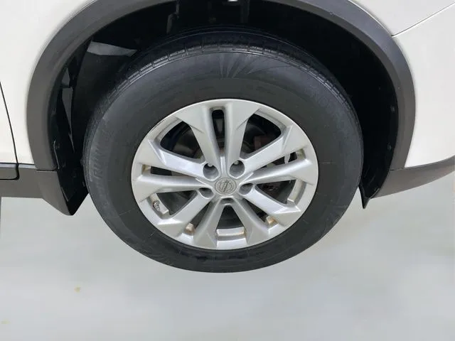 2014 Nissan Rogue SV photo 4