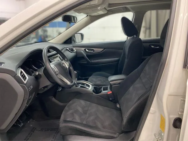 2014 Nissan Rogue SV photo 3