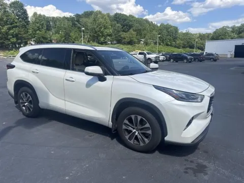 Black 2021 Toyota Highlander XLE for sale in Danville, VA