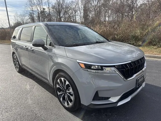 2024 Kia Carnival EX's photo
