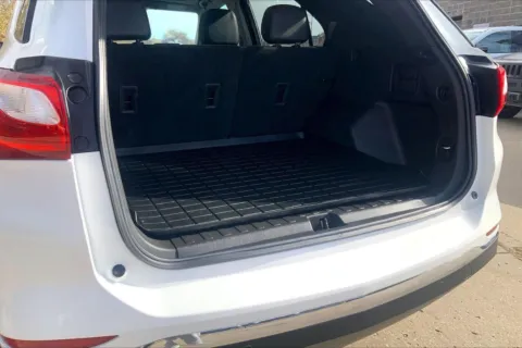 More photos of 2021 Chevrolet Equinox LT at Cable Dahmer Chevrolet of Kansas City, MO