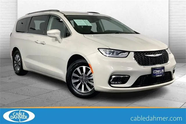 White 2021 Chrysler Pacifica Touring L for sale in Kansas City, MO