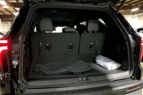 More photos of 2025 Chevrolet Traverse Z71 at Cable Dahmer Chevrolet of Kansas City, MO