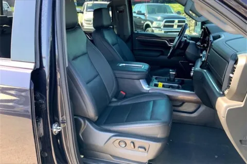 More photos of 2022 GMC Sierra 1500 SLT at Cable Dahmer Chevrolet of Kansas City, MO