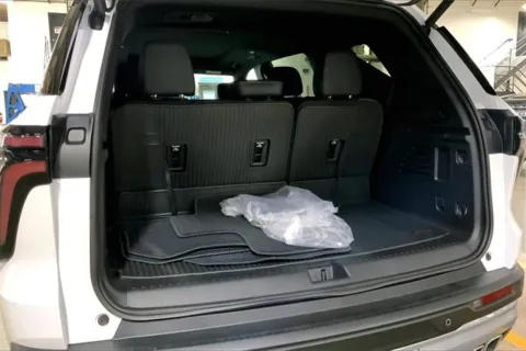 More photos of 2026 Chevrolet Traverse LT at Cable Dahmer Chevrolet of Kansas City, MO