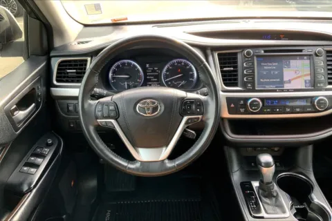 More photos of 2017 Toyota Highlander Limited at Cable Dahmer Chevrolet of Kansas City, MO