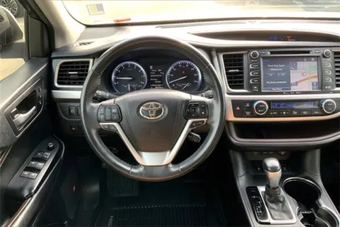 More photos of 2017 Toyota Highlander Limited at Cable Dahmer Chevrolet of Kansas City, MO