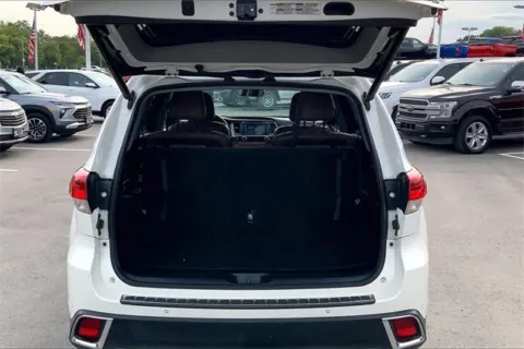 More photos of 2017 Toyota Highlander Limited at Cable Dahmer Chevrolet of Kansas City, MO