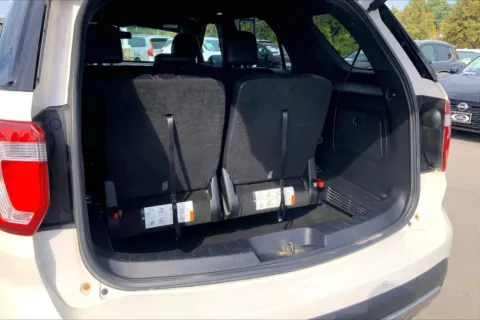 More photos of 2016 Ford Explorer XLT at Cable Dahmer Chevrolet of Kansas City, MO