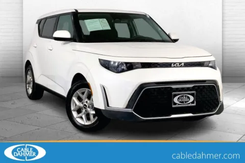 White 2023 Kia Soul LX for sale in Kansas City, MO