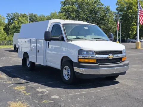 White 2025 Chevrolet Express Cutaway 3500 1WT for sale in Independence, MO