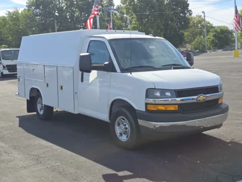 White 2025 Chevrolet Express Cutaway 3500 1WT for sale in Independence, MO