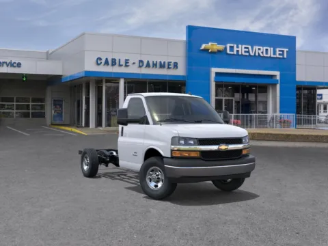 White 2025 Chevrolet Express Cutaway 3500 1WT for sale in Independence, MO