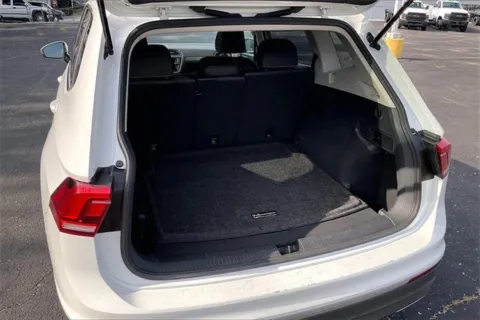 More photos of 2021 Volkswagen Tiguan SE at Cable Dahmer Chevrolet of Independence, MO