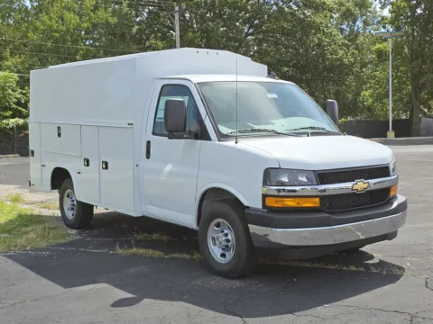 White 2025 Chevrolet Express Cutaway 3500 1WT for sale in Independence, MO