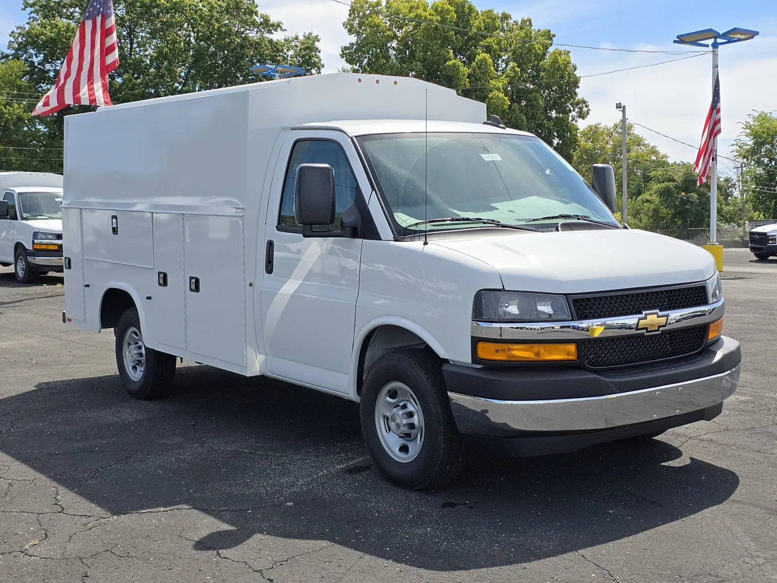 White 2025 Chevrolet Express Cutaway 3500 1WT for sale in Independence, MO