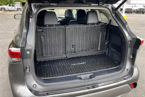 More photos of 2021 Toyota Highlander Platinum at Cable Dahmer Chevrolet of Independence, MO