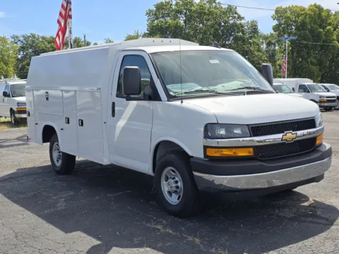 White 2025 Chevrolet Express Cutaway 3500 1WT for sale in Independence, MO